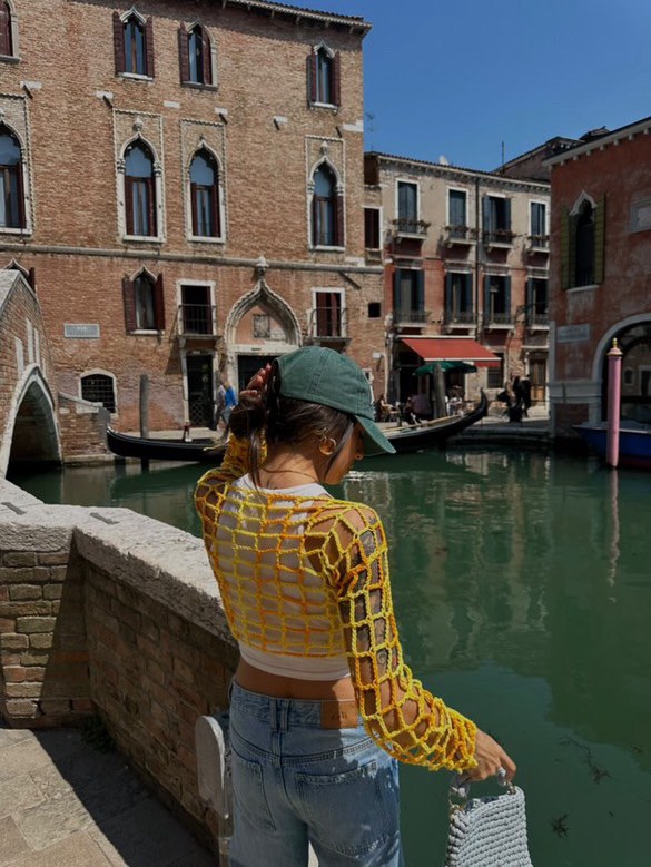 Look crochet giallo a Venezia