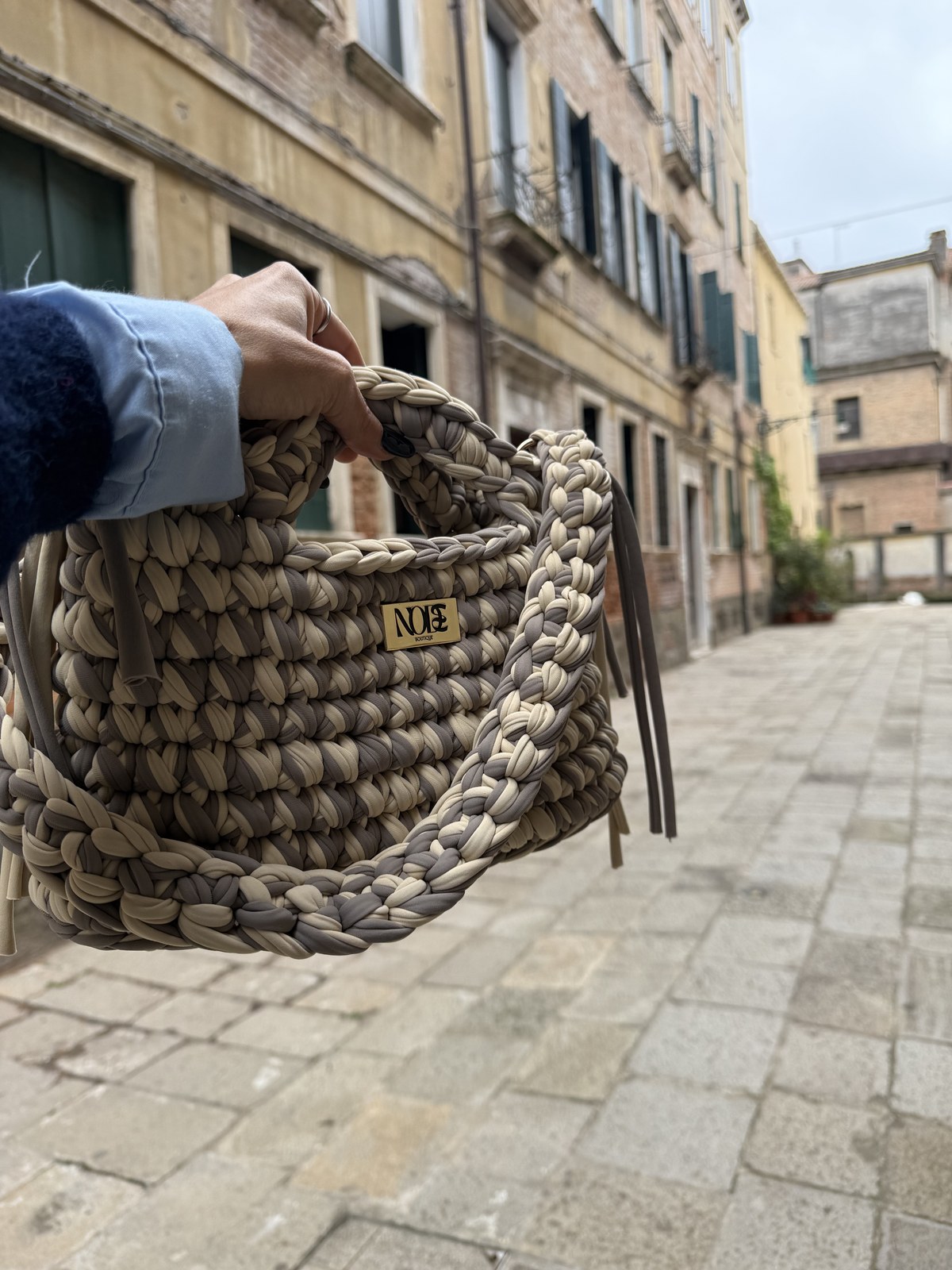 Borsa crochet verde e marrone a Venezia