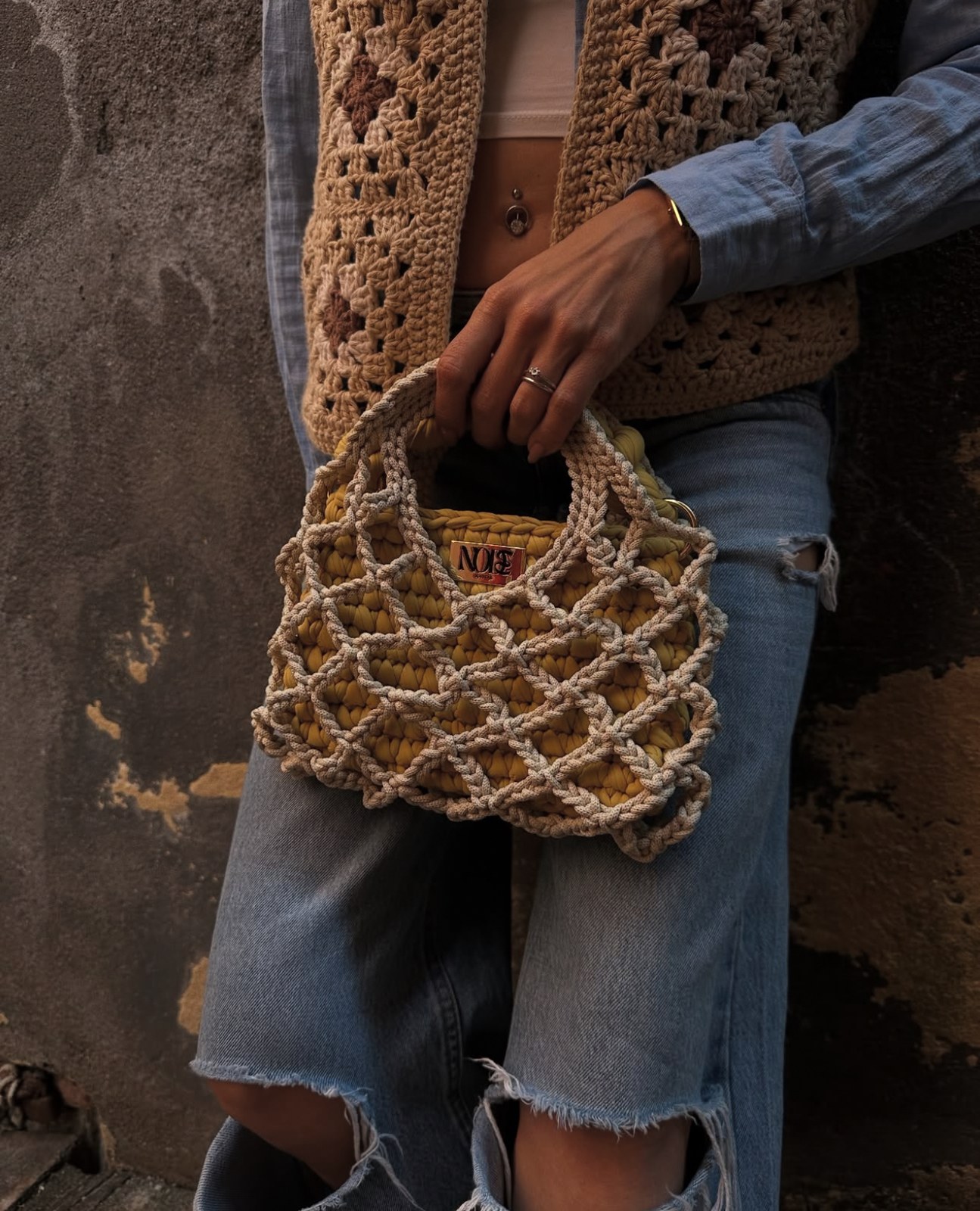 Borsa gialla con rete crochet beige