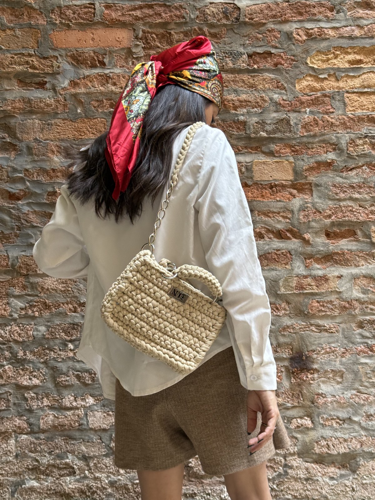 Borsa crochet chiara con camicia bianca