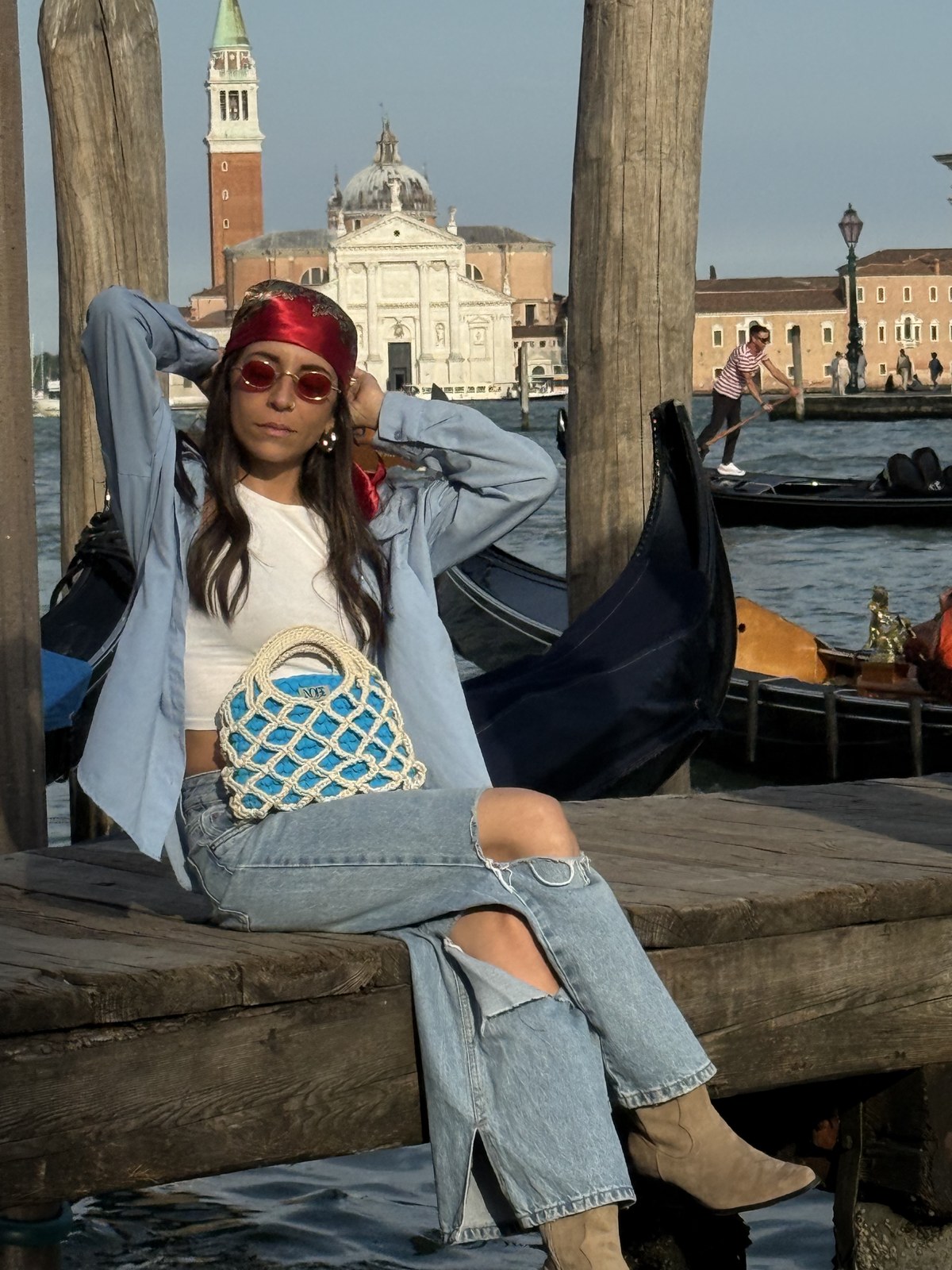 Borsa crochet azzurra indossata a Venezia