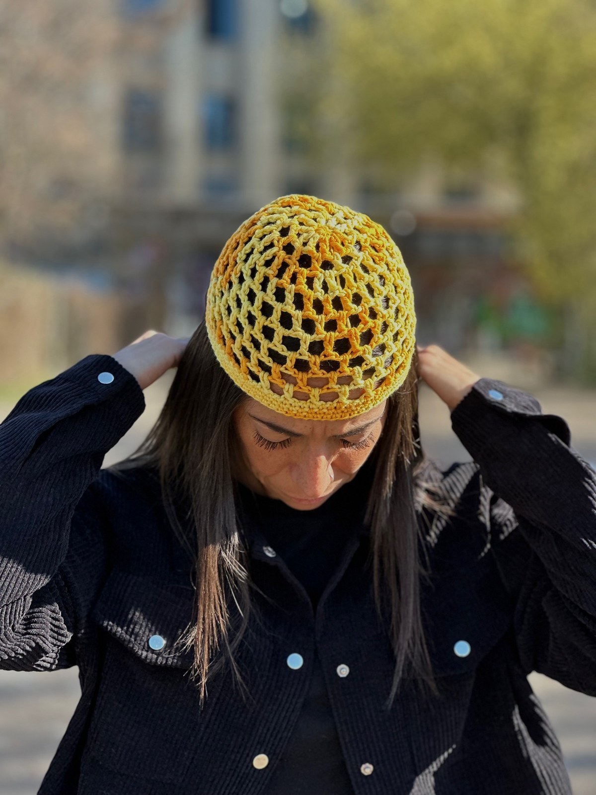 Cappello crochet giallo indossato