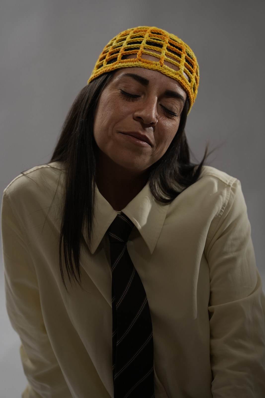 Ritratto con cappello crochet giallo