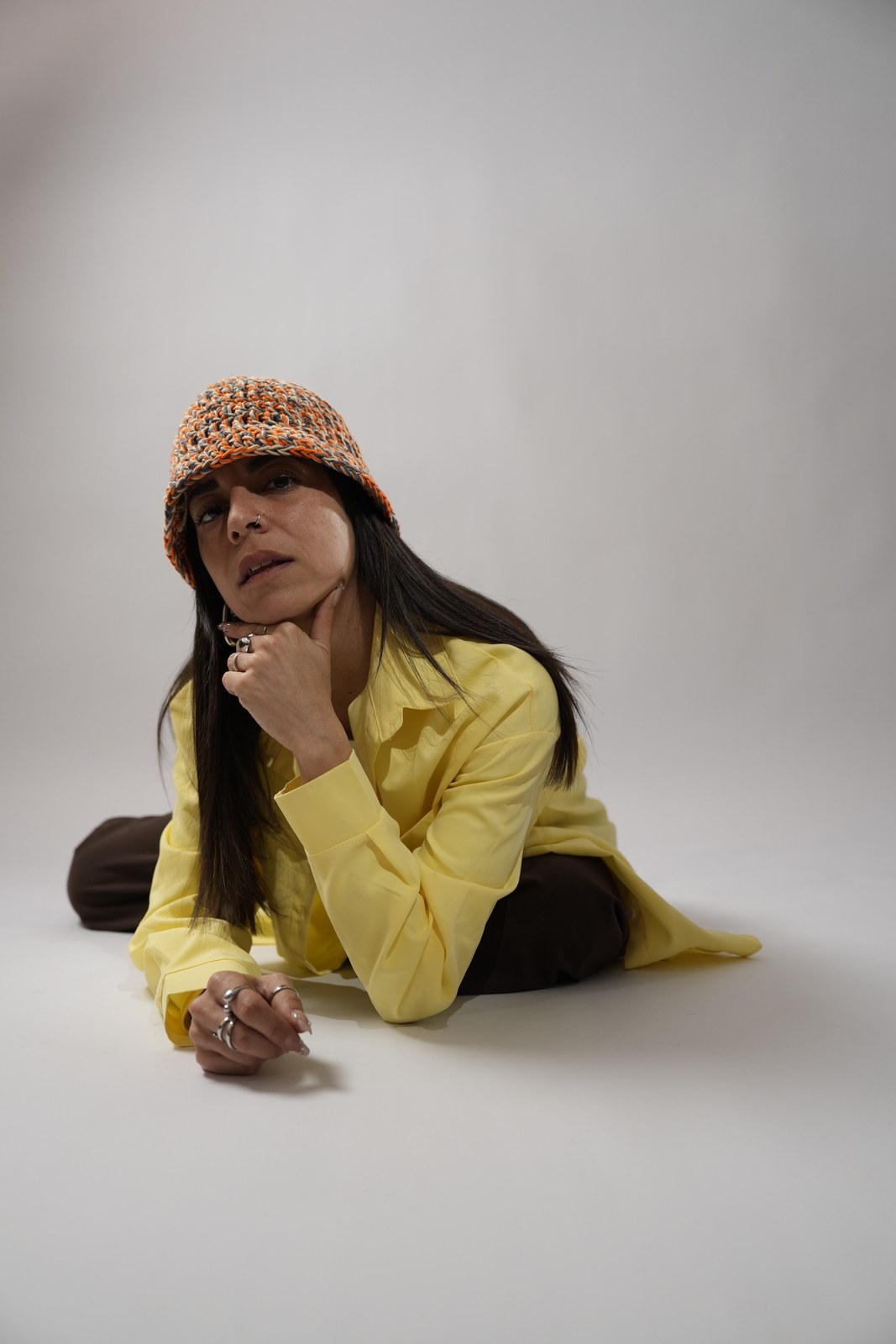 Outfit con cappello crochet e camicia gialla