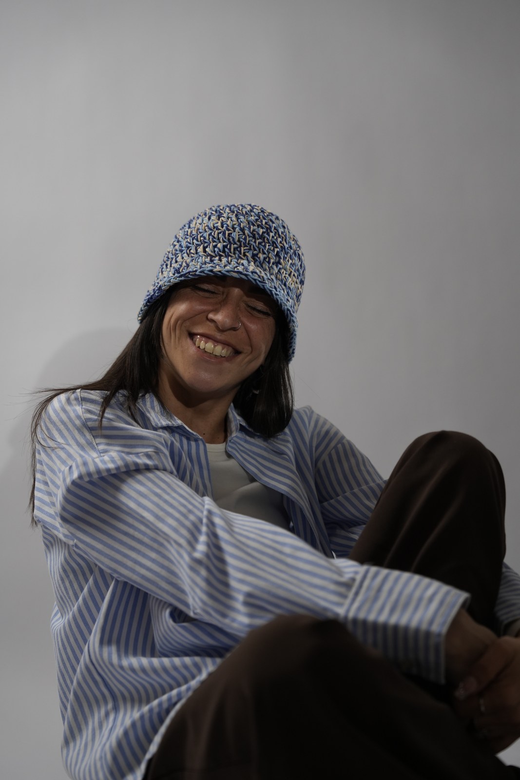 Outfit con cappello crochet grigio e camicia azzurra