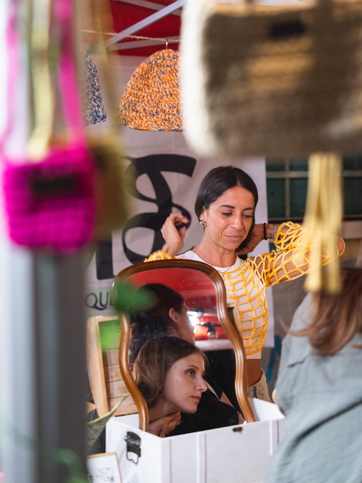 Stefania tra le creazioni esposte al mercatino