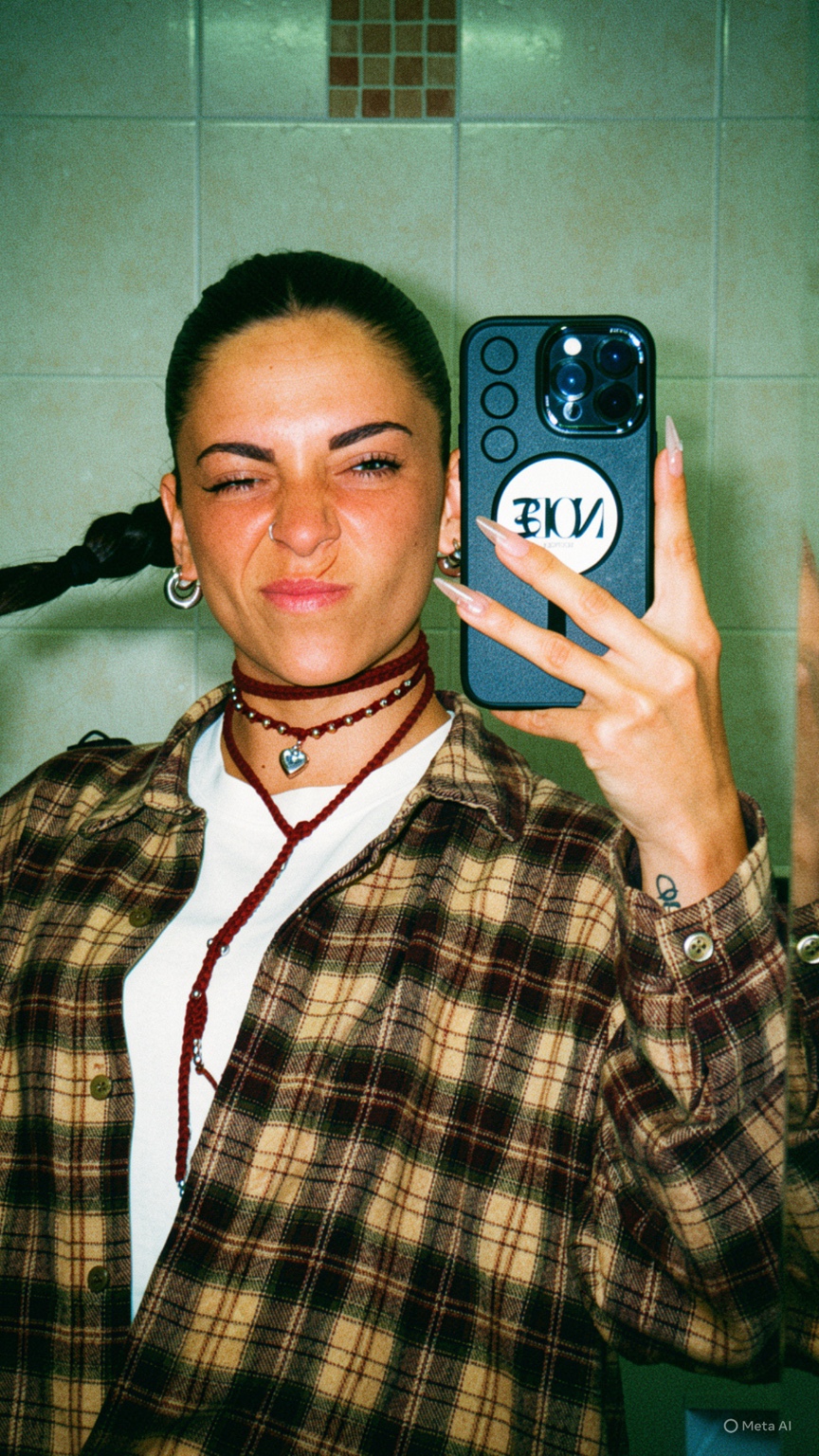 Stefania con camicia a quadri e collana crochet