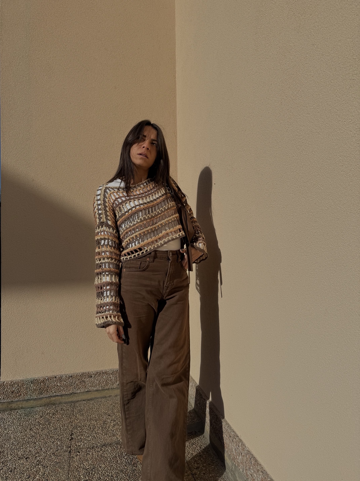 Stefania con maglia crochet multicolore