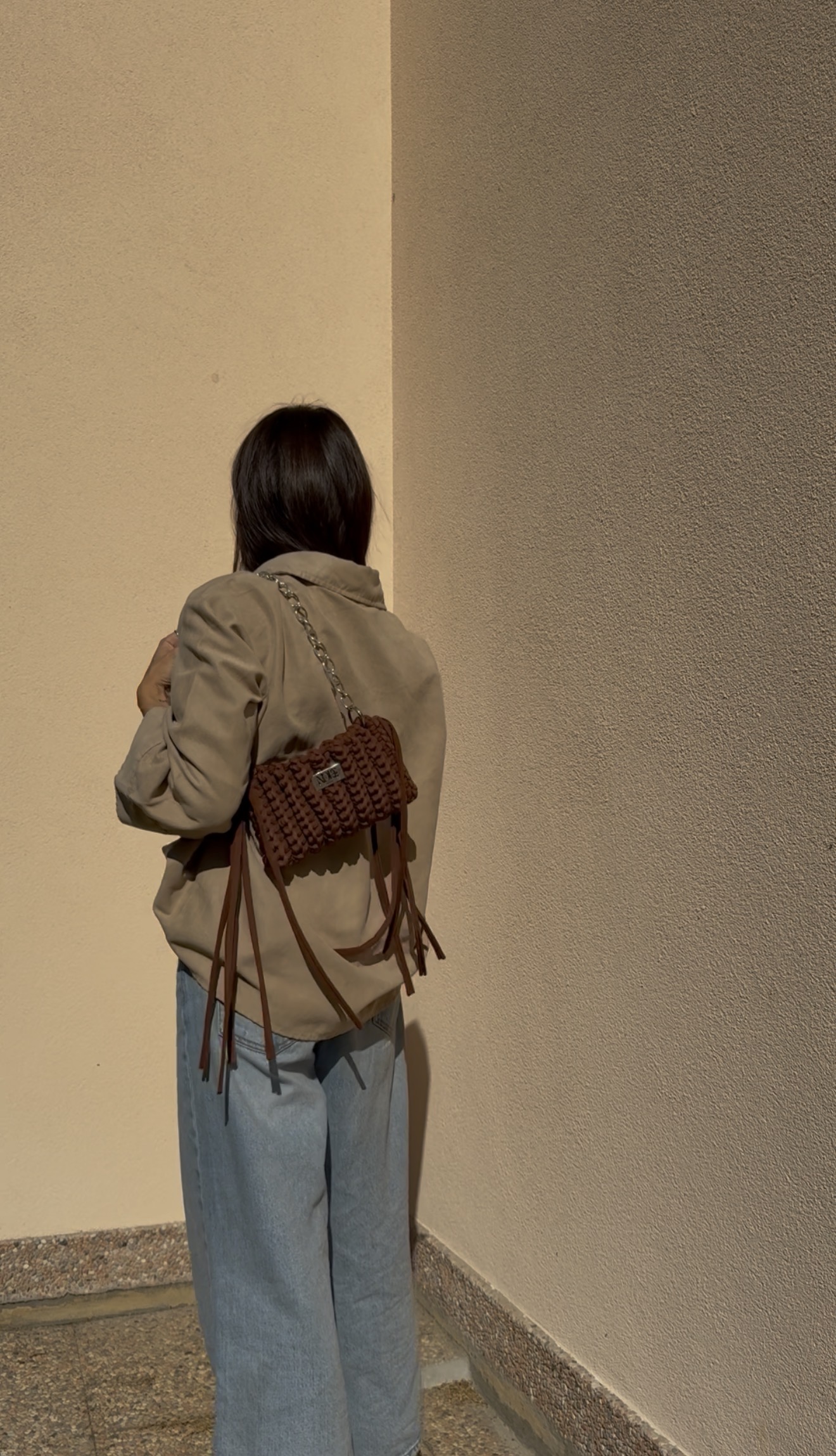 Borsa crochet con frange indossata