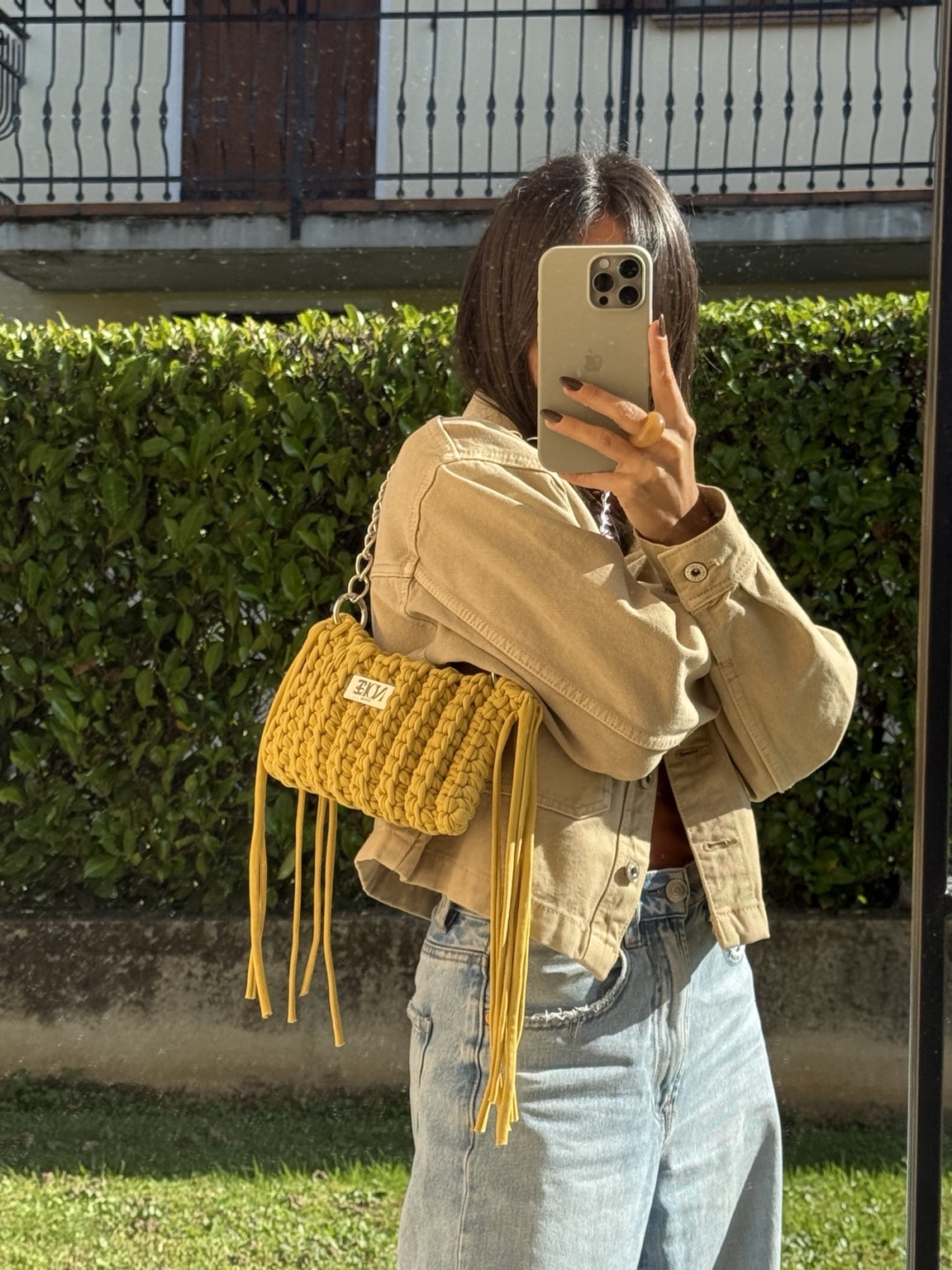 Borsa crochet gialla con frange indossata