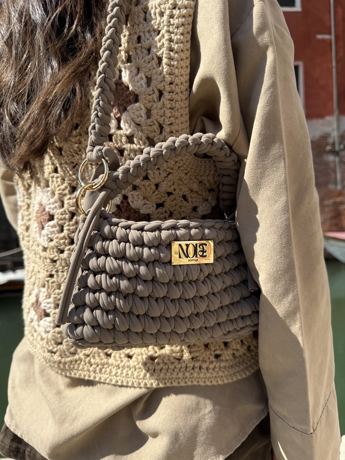 Dettaglio della borsa crochet indossata con gilet
