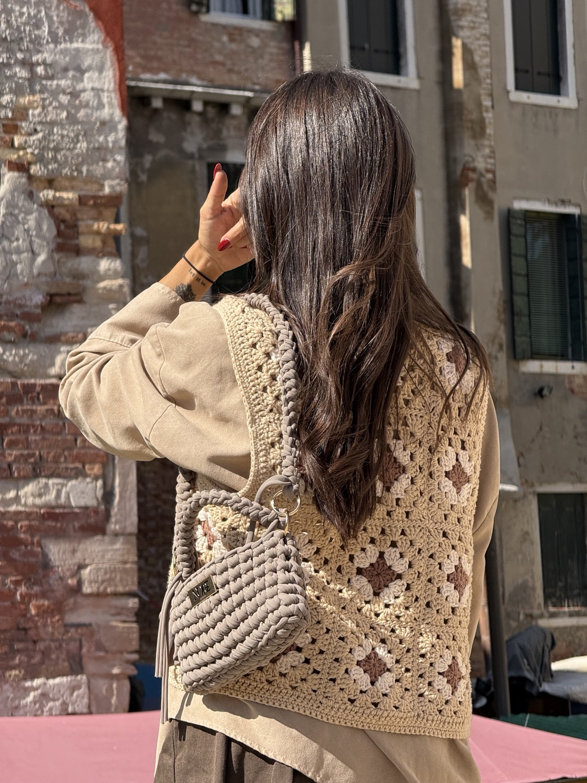 Stefania con gilet e borsa crochet
