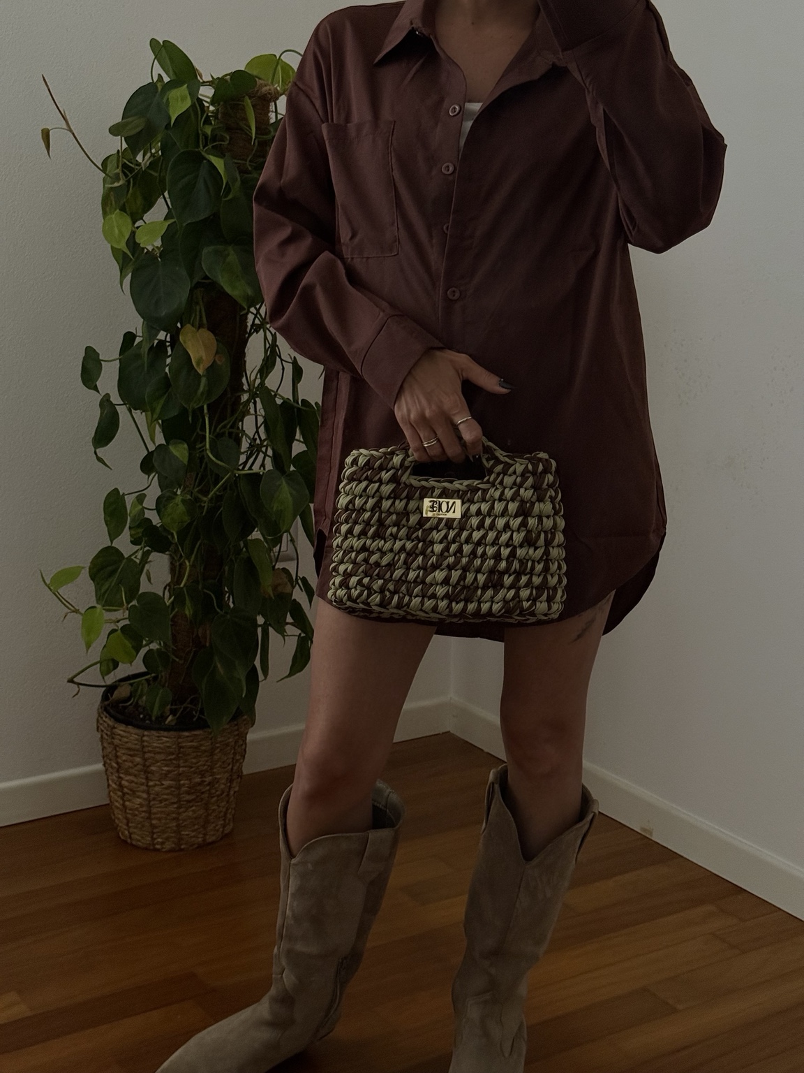Stefania con camicia marrone e borsa crochet verde e marrone
