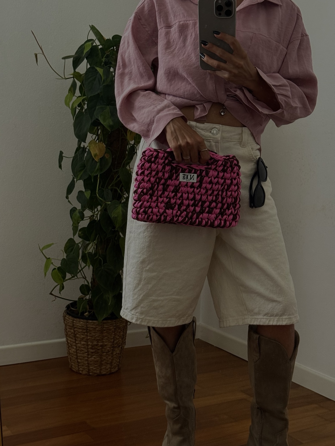 Stefania con camicia rosa e borsa crochet fucsia e nera